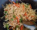 Foto langkah ke 4 dari resep 19..mie goreng simpel.