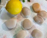 A picture of step 1 of Pan Fried Scallops With Garlic & Lemon 🍋.