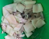 Foto langkah ke 1 dari resep Cumi tauco cabai hijau.