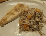 Foto del paso 2 de la receta Merluza con gulas y gambas