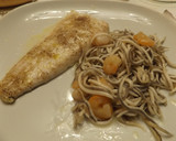 Foto del paso 2 de la receta: Merluza con gulas y gambas