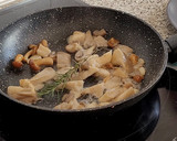 Foto del paso 6 de la receta: Patatas revolconas con salteado de setas de chopo