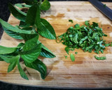 Foto del paso 2 de la receta: Guisantes de la huerta en salsa a la menta y huevo frío 🥚