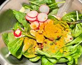 Une image de l'étape 1 de Salade de jeunes pousses d’épinards au curry et à l’ail accompagnée de mini brochettes de dinde.