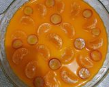 Foto langkah ke 5 dari resep Pudding Susu Topping Jeruk, Anggur dan Sirup.