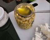 Foto del paso 1 de la receta: Habitas baby en aceite con jamón, boletus y huevo escalfado sobre picatostes
