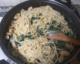 Foto del paso 3 de la receta: Tallarines con gambas, ajo y parmesano de limón