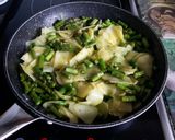 Foto del paso 2 de la receta Tortilla de patata con espárragos verdes y gambas