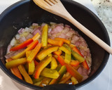Foto del paso 2 de la receta: Guiso de solomillo de pavo con champiñones y pimientos