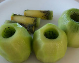 Foto del paso 1 de la receta: Kiwi relleno de queso al pimentón