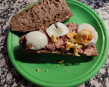 Foto del paso 3 de la receta: Bocadillo de pan de 7 cereales con atún, huevo, rúcula y pimientos asados 😋😉