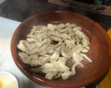 Foto del paso 4 de la receta: Salteado de espárragos de temporada con gamba congelada, pechuga de pollo y huevos de codorniz