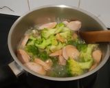 Foto langkah ke 3 dari resep Bening Brokoli Sosis Ayam.