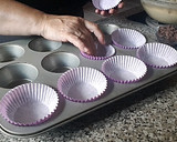 Foto del paso 11 de la receta: Cupcakes de pera relleno de bombón
