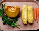 Foto langkah ke 1 dari resep Bubur Gurih Jagung -Labu Kuning (Creamy Corn & Pumpkin Porridge).