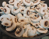 Foto del paso 1 de la receta: Timbal de champiñón con ajos tiernos y huevo