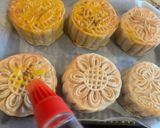 A picture of step 5 of Sugar-Free Mixed Nut Mooncakes.