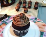 Foto langkah ke 20 dari resep Cupcake Coklat Super Gampang (tanpa telur tanpa susu).