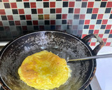 Foto langkah ke 3 dari resep Telur Dadar Udang.