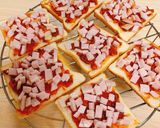 Hình bước làm 2 của món Pizza làm từ bánh mỳ