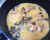 Foto del paso 2 de la receta: Revuelto de langostinos, setas y cebolla caramelizada