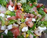 Foto del paso 3 de la receta: Ensalada de atún con aceitunas, tomate, maíz y queso