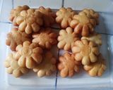 Foto langkah ke 7 dari resep Donat bunga.
