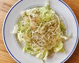 Hình bước làm 2 của món Salad Ức Gà Luộc & Mầm Cỏ Linh Lăng (Eat Clean)