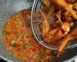 Foto langkah ke 6 dari resep Ayam goreng pedas/chili padi.