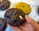 صورة لخطوة 8 من وصفة كوكيز نيويورك دبل تشوكلت (بحشو الشوكلت سبريد) 🍪