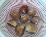 A picture of step 1 of Clear Clam Soup.