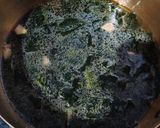 Foto langkah ke 3 dari resep Ala Korea: Sup Rumput Laut.