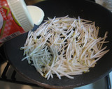 A picture of step 4 of Pork and Ginger Stir Fry with Bean Sprouts and Garlic.