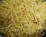 Φωτογραφία βήματος 2 της συνταγής Chow Mein με κοτόπουλο και λαχανικά