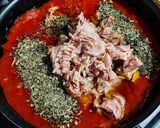 Foto del paso 2 de la receta: Espaguetis🍝Al Nero Di Seppia con Atún en Salsa Roja...!😋