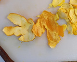 Foto del paso 1 de la receta: Piel de naranja confitada en almíbar
