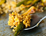 Foto del paso 7 de la receta: Paella de calamar con alcachofas, ajos tiernos y trigueros 🦑 🥘