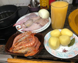 Foto del paso 1 de la receta: Rape en salsa con gambones y patata panadera