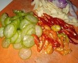 Foto langkah ke 2 dari resep Tumis Tauge dan Daun Kencur.