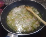 Foto del paso 4 de la receta: Cazuela de gulas con gambas y almejas al ajillo