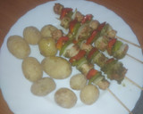 Foto del paso 3 de la receta: Brochetas de pulpo y verduras al horno