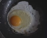 A picture of step 1 of Fried Egg Garnished with Fresh Vegetables.