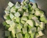 Hình bước làm 1 của món Mướp xào ức gà nấm hương
