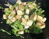 Φωτογραφία βήματος 12 της συνταγής Stir-fry udon noodles με γαρίδες, τόφου και μπρόκολο