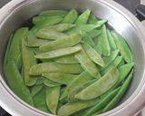 Foto del paso 1 de la receta: Tirabeques salteados con arroz  y salsa de yogur al curry