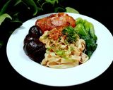 รูปขั้นตอนการทำที่ 2 ของ เส้นข้าวซอยราดด้วยน้ำซอสไก่ตุ๋นเห็ดหอมน้ำขลุกขลิก (SOY SAUCE CHICKEN & NOODLES)