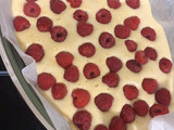 Postre rumano muy sencillo y merecedor.Bizcocho súper esponjoso con frambuesas
