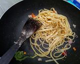 Foto langkah ke 2 dari resep Spaghetti Aglio Olio sesat.