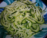 Foto del paso 1 de la receta: Espaguetis de calabacín con salsa de aguacate, albahaca y piñones