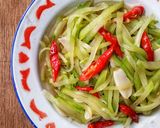 Foto langkah ke 5 dari resep Tumis Labu Siam Bawang Putih.